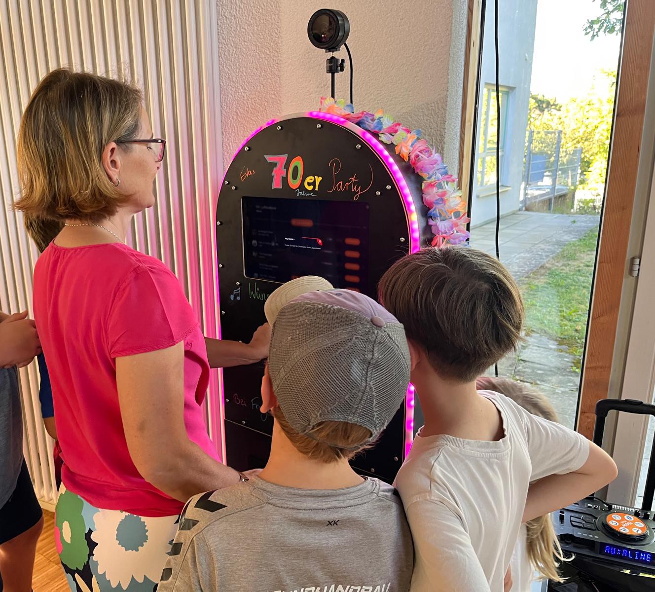 Gäste wählen an der Jukebox ihre Lieblingssongs auf der Tanzfläche