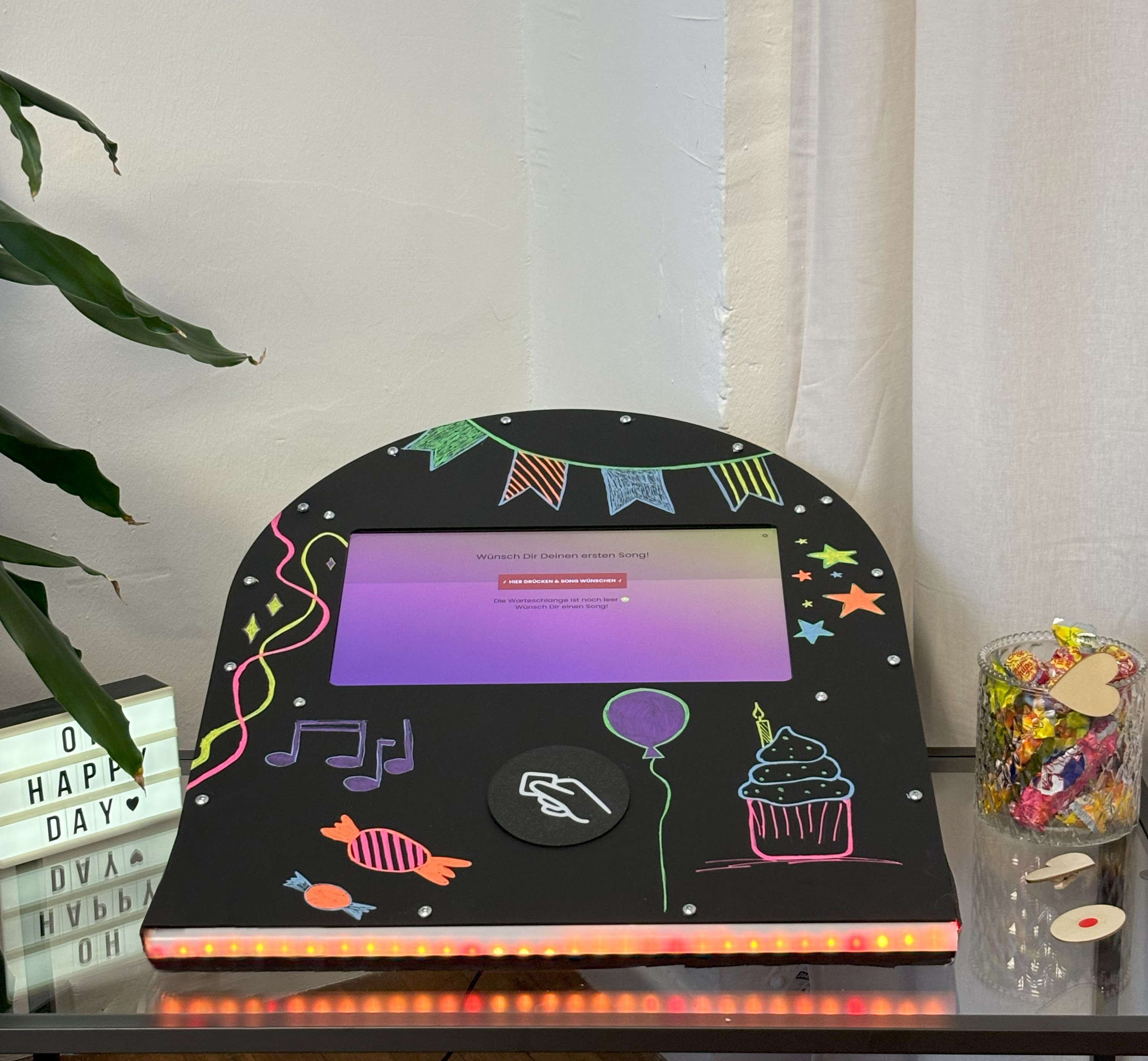 Die Jukebox-3000 als Blickfang im Raum