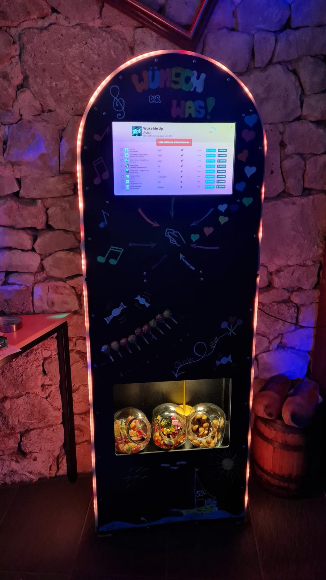 Klassische Jukebox mit Candy-Fach in stimmungsvoller Beleuchtung
