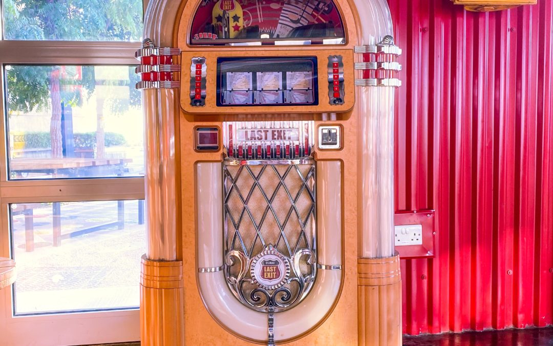 Nostalgie-Charme in Digital: Vorteile der digitalen Jukebox gegenüber einer klassischen Wurlitzer