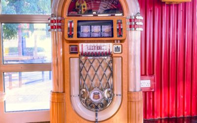 Nostalgie-Charme in Digital: Vorteile der digitalen Jukebox gegenüber einer klassischen Wurlitzer